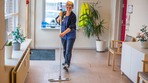 Hanne Bredal med moppe